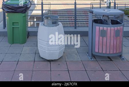 Trois bacs à déchets de recyclage différents poubelle sur la chaussée de rue Banque D'Images