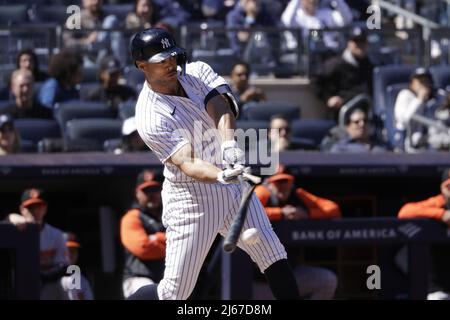 New York Yankees désigné hitter Giancarlo Stanton brise sa batte sur un unique RBI marquant Aaron Judge dans le cinquième repas contre les Baltimore Orioles au Yankee Stadium le jeudi 28 avril 2022 à New York. Photo de Corey Sipkin/UPI Banque D'Images