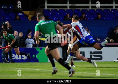 Chris McQueen (12) de HUDDERSFIELD Giants va pour un essai et fait le score 6-4 à Wakefield, Royaume-Uni le 4/28/2022. (Photo de James Heaton/News Images/Sipa USA) Banque D'Images