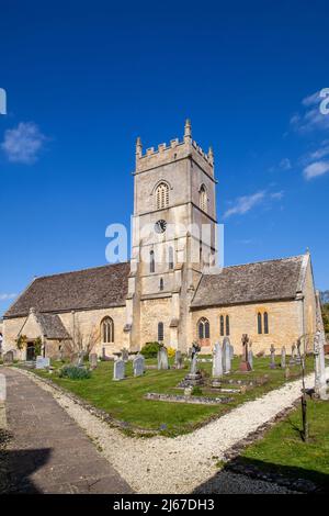 L'église paroissiale et la cour de l'église Saint-Jean-Baptiste dans le village Worcestershire de Beckford, au pied des collines de Bredon Banque D'Images