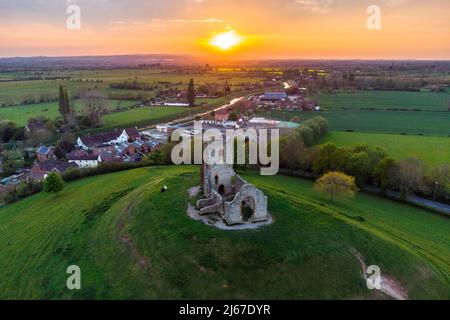 Burrowbridge, Somerset, Royaume-Uni. 28th avril 2022. Météo Royaume-Uni. Vue de l'air au coucher du soleil de l'église en ruines sur le dessus de Burrow Mump à Burrowbridge dans Somerset. Crédit photo : Graham Hunt/Alamy Live News Banque D'Images