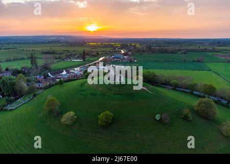 Burrowbridge, Somerset, Royaume-Uni. 28th avril 2022. Météo Royaume-Uni. Vue de l'air au coucher du soleil de l'église en ruines sur le dessus de Burrow Mump à Burrowbridge dans Somerset. Crédit photo : Graham Hunt/Alamy Live News Banque D'Images