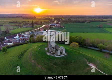 Burrowbridge, Somerset, Royaume-Uni. 28th avril 2022. Météo Royaume-Uni. Vue de l'air au coucher du soleil de l'église en ruines sur le dessus de Burrow Mump à Burrowbridge dans Somerset. Crédit photo : Graham Hunt/Alamy Live News Banque D'Images