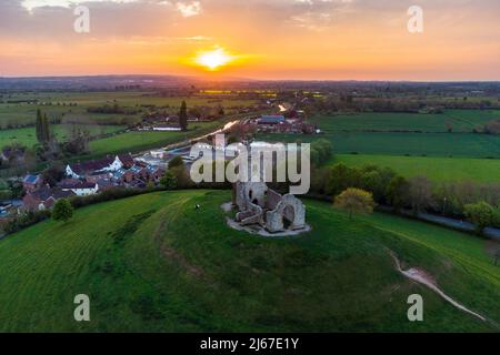 Burrowbridge, Somerset, Royaume-Uni. 28th avril 2022. Météo Royaume-Uni. Vue de l'air au coucher du soleil de l'église en ruines sur le dessus de Burrow Mump à Burrowbridge dans Somerset. Crédit photo : Graham Hunt/Alamy Live News Banque D'Images