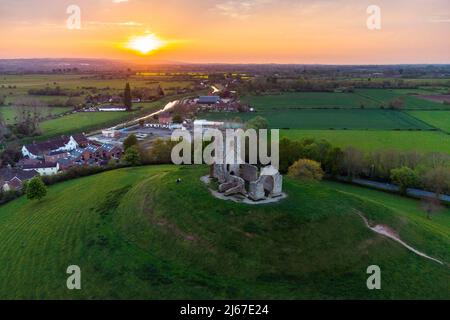 Burrowbridge, Somerset, Royaume-Uni. 28th avril 2022. Météo Royaume-Uni. Vue de l'air au coucher du soleil de l'église en ruines sur le dessus de Burrow Mump à Burrowbridge dans Somerset. Crédit photo : Graham Hunt/Alamy Live News Banque D'Images