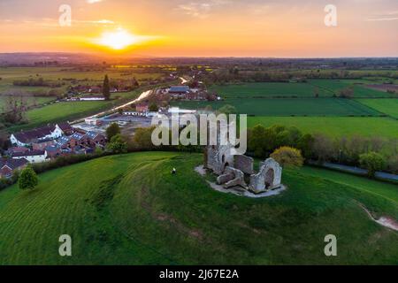 Burrowbridge, Somerset, Royaume-Uni. 28th avril 2022. Météo Royaume-Uni. Vue de l'air au coucher du soleil de l'église en ruines sur le dessus de Burrow Mump à Burrowbridge dans Somerset. Crédit photo : Graham Hunt/Alamy Live News Banque D'Images