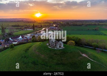 Burrowbridge, Somerset, Royaume-Uni. 28th avril 2022. Météo Royaume-Uni. Vue de l'air au coucher du soleil de l'église en ruines sur le dessus de Burrow Mump à Burrowbridge dans Somerset. Crédit photo : Graham Hunt/Alamy Live News Banque D'Images