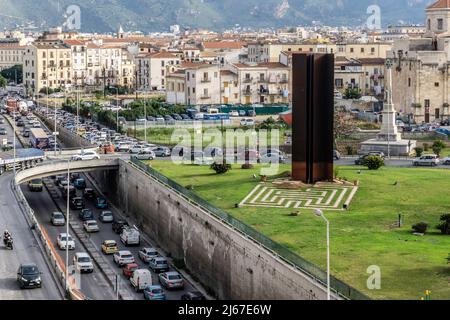 Vendredi soir, circulation à l'heure de pointe sur la Piazza XIII Vittime, Palerme, Sicile, Italie. Banque D'Images