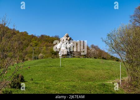 Dilijan, Arménie - 25 avril 2022 - la grande sculpture patriotique de guerre et ses environs à Dilijan, Arménie Banque D'Images