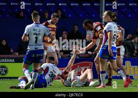 Chris McQueen (12) de HUDDERSFIELD Giants va pour un essai et fait le score 6-4 à Wakefield, Royaume-Uni le 4/28/2022. (Photo de James Heaton/News Images/Sipa USA) Banque D'Images