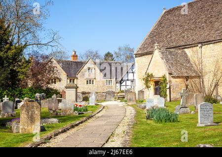 L'église paroissiale et la cour de l'église Saint-Jean-Baptiste dans le village Worcestershire de Beckford, au pied des collines de Bredon Banque D'Images