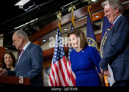 La sénatrice des États-Unis Maria Cantwell (démocrate de Washington), à gauche, le leader de la majorité au Sénat des États-Unis Chuck Schumer (démocrate de New York), deuxième de gauche, Présidente de la Chambre des représentants des États-Unis Nancy Pelosi (démocrate de Californie), deuxième de droite, Et le représentant des États-Unis Frank Pallone (démocrate du New Jersey), à droite, fait des remarques lors d’une conférence de presse hebdomadaire au Capitole des États-Unis à Washington, DC, le jeudi 28 avril 2022. Credit: Rod Lamkey / CNP / MediaPunch Banque D'Images