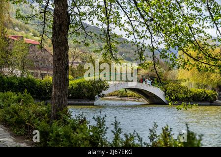 Dilijan, Arménie - 26 avril 2022 - petit pont traversant le petit lac du parc de la ville de Dilijan Banque D'Images