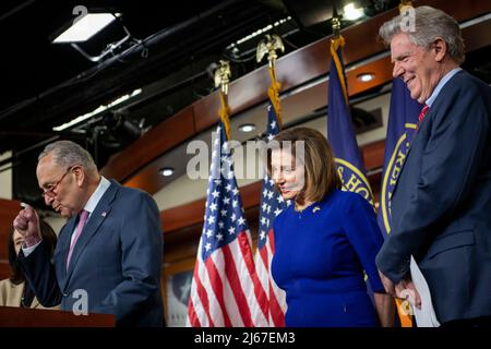 La sénatrice des États-Unis Maria Cantwell (démocrate de Washington), à gauche, le leader de la majorité au Sénat des États-Unis Chuck Schumer (démocrate de New York), deuxième de gauche, Présidente de la Chambre des représentants des États-Unis Nancy Pelosi (démocrate de Californie), deuxième de droite, Et le représentant des États-Unis Frank Pallone (démocrate du New Jersey), à droite, fait des remarques lors d’une conférence de presse hebdomadaire au Capitole des États-Unis à Washington, DC, le jeudi 28 avril 2022. Credit: Rod Lamkey / CNP / MediaPunch Banque D'Images