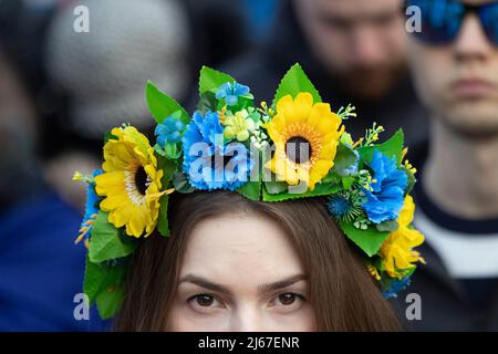 20/03/2022. Londres, Royaume-Uni. Une femme porte une couronne avec des fleurs bleues et jaunes lors d'une manifestation pro-ukrainienne à Trafalgar Square, dans le centre de Londres. RussiaÕs l'invasion à grande échelle de l'Ukraine est entrée dans ses 25th jours. Crédit photo : George Cracknell Wright Banque D'Images