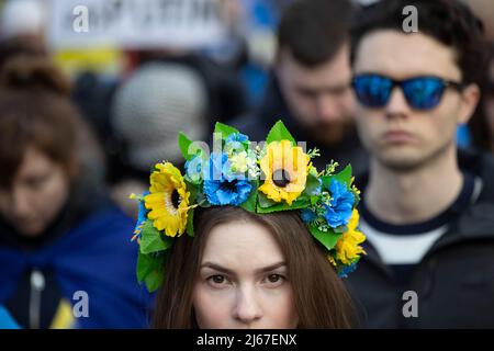 20/03/2022. Londres, Royaume-Uni. Une femme porte une couronne avec des fleurs bleues et jaunes lors d'une manifestation pro-ukrainienne à Trafalgar Square, dans le centre de Londres. RussiaÕs l'invasion à grande échelle de l'Ukraine est entrée dans ses 25th jours. Crédit photo : George Cracknell Wright Banque D'Images