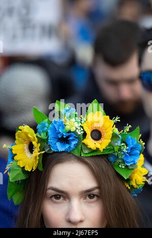 20/03/2022. Londres, Royaume-Uni. Une femme porte une couronne avec des fleurs bleues et jaunes lors d'une manifestation pro-ukrainienne à Trafalgar Square, dans le centre de Londres. RussiaÕs l'invasion à grande échelle de l'Ukraine est entrée dans ses 25th jours. Crédit photo : George Cracknell Wright Banque D'Images