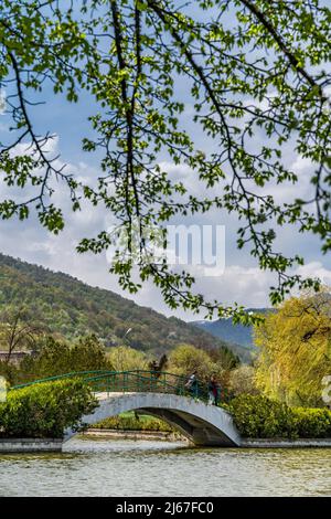 Dilijan, Arménie - 26 avril 2022 - petit pont traversant le petit lac du parc de la ville de Dilijan Banque D'Images