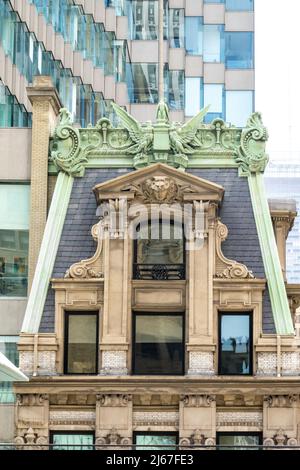 452 Fifth Avenue, gros plan de Beaux-Arts et Modern Tower, New York City, États-Unis 2022 Banque D'Images