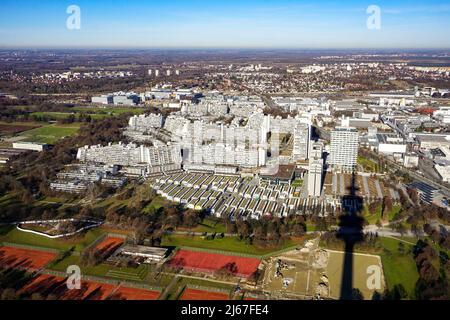 Blick auf das Olympische Dorf und die vorgelagerten Studentenbungalows in München, Deutschland Banque D'Images