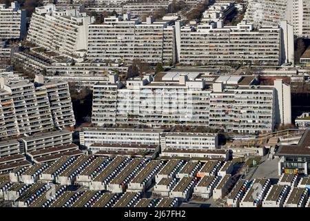 Blick auf das Olympische Dorf und die vorgelagerten Studentenbungalows in München, Deutschland Banque D'Images