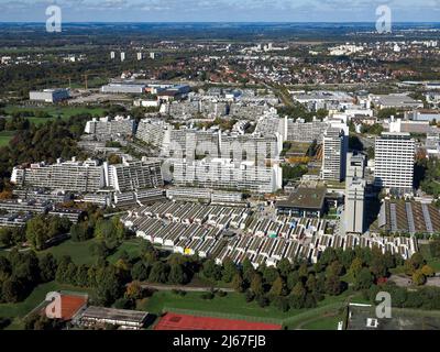 Blick auf das Olympische Dorf und die vorgelagerten Studentenbungalows in München, Deutschland Banque D'Images