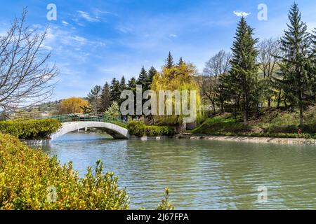 Dilijan, Arménie - 26 avril 2022 - petit pont traversant le petit lac du parc de la ville de Dilijan Banque D'Images