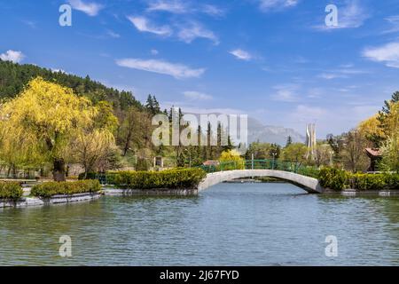 Dilijan, Arménie - 26 avril 2022 - petit pont traversant le petit lac du parc de la ville de Dilijan Banque D'Images