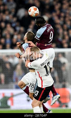 28 avril 2022, Grande-Bretagne, Londres: Football, Europa League, West Ham United - Eintracht Frankfurt, knockout round, demi-finale, première étape au stade de Londres (Olympiastadion). Martin Hinteregger d'Eintracht Francfort (ci-dessous) lutte pour le ballon avec Tomas Soucek (M) et Michail Antonio (ci-dessus) de Ham Ouest. Photo: Arne Dedert/dpa Banque D'Images