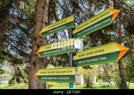 Dilijan, Arménie - 26 avril 2022 - les panneaux indiquent les directions des sentiers de randonnée populaires dans le parc national de Dilijan Banque D'Images