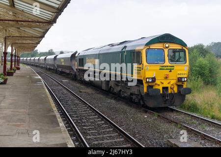Un train de marchandises tiré par une locomotive diesel de classe 66 à Hellifield Banque D'Images