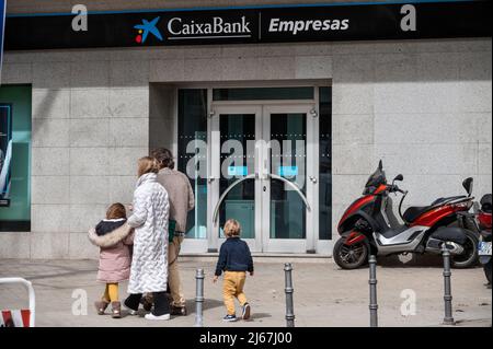 19 mars 2022, Madrid, Espagne : une famille passe devant la banque d'investissement multinationale américaine Citibank ou Citi, succursale en Espagne. (Image de crédit : © Xavi Lopez/SOPA Images via ZUMA Press Wire) Banque D'Images