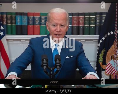 Dans cette illustration, un écran iPad montrant le président américain Joe Biden s'exprimant à la Maison Blanche avec une déclaration sur l'assistance à l'Ukraine. (Photo par Igor Golovniov / SOPA Images/Sipa USA) Banque D'Images