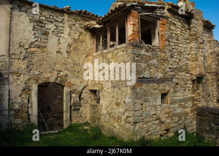 Un ancien bâtiment résidentiel abandonné dans le village médiéval historique de Buzet en Istrie, dans l'ouest de la Croatie Banque D'Images