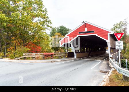 Pont couvert traditionnel en bois en Nouvelle-Angleterre, un jour d'automne nuageux Banque D'Images