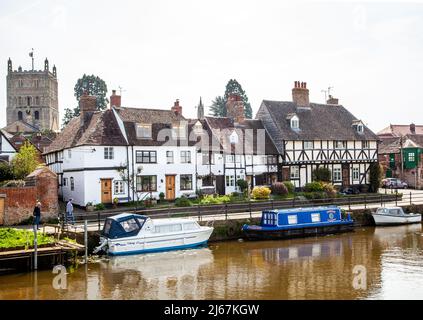 Le marché médiéval de Tewkesbury Gloucestershire, Angleterre. Avec vue sur les cottages au bord de la rivière le long de Mill Avon Banque D'Images