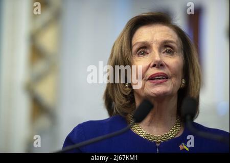 Washington DC, États-Unis. 28th avril 2022. La Présidente de la Chambre Nancy Pelosi, D-CA, dévoile une exposition de photos sur l'invasion russe de l'Ukraine au Capitole des États-Unis à Washington, DC, le jeudi 28 avril 2022. L'exposition, en partenariat avec l'ambassade d'Ukraine, sera exposée pendant six semaines. Photo de Bonnie Cash/UPI Credit: UPI/Alay Live News Banque D'Images