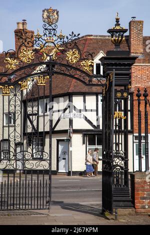 Le marché médiéval de Tewkesbury Gloucestershire, Angleterre. Avec vue à travers les portes de l'abbaye jusqu'à Mill Street Banque D'Images