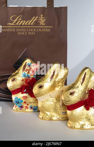 L'emblématique lapin doré Lindt est un symbole mondial de Pâques Banque D'Images