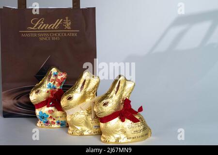 L'emblématique lapin doré Lindt est un symbole mondial de Pâques Banque D'Images