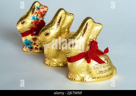 L'emblématique lapin doré Lindt est un symbole mondial de Pâques Banque D'Images