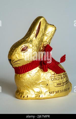 L'emblématique lapin doré Lindt est un symbole mondial de Pâques Banque D'Images