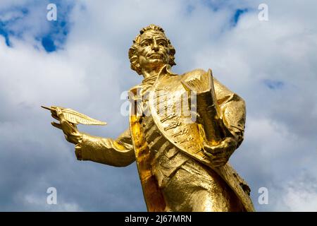 Statue d'or de l'écrivain et philosophe Thomas Paine par Charles Wheeler devant la maison de King à Thetford, Norfolk, Royaume-Uni Banque D'Images