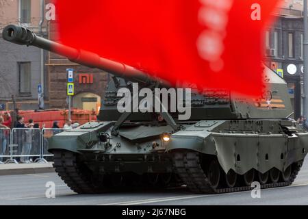 Moscou, Russie. 28th avril 2022. Un obusier automoteur Msta-SM se dirige vers la place Rouge pour une répétition de la prochaine parade du jour de la victoire du 9 mai. Le défilé marque le 77th anniversaire de la victoire des alliés sur les forces nazies pendant la Seconde Guerre mondiale. Credit: Nikolay Vinokurov/Alay Live News Banque D'Images