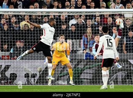 28 avril 2022, Grande-Bretagne, Londres: Football, Europa League, West Ham United - Eintracht Frankfurt, knockout round, demi-finale, première étape au stade de Londres (Olympiastadion). Le gardien de but Kevin Trapp d'Eintracht Frankfurt (arrière) regarde le coup de pied de Jarrod Bowen de West Ham United (r/couvert). Daichi Kamada d'Eintracht Francfort se détourne en jubilation après son but du faire 1:2. Photo: Arne Dedert/dpa Banque D'Images