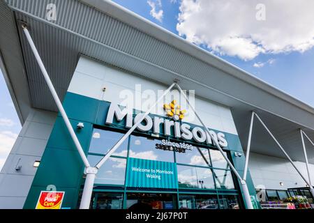 Nom et logo Morrisons au-dessus de l'entrée de son supermarché à Woking, Surrey, dans le sud-est de l'Angleterre, vu d'en dessous Banque D'Images