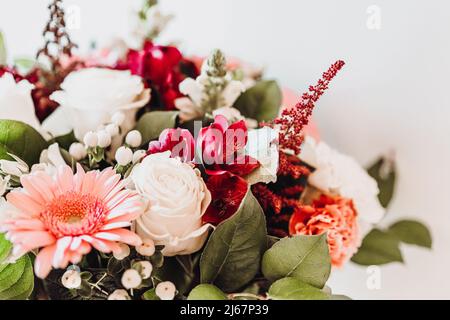 Magnifique bouquet de fleurs mixtes rustique rose, rouge et blanc coloré, STILL Life composition gros plan Banque D'Images