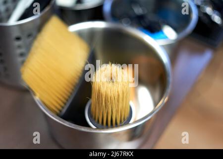 Vue de dessus de deux brosses de barbier dans un bac à taches dans un salon de coiffure Banque D'Images