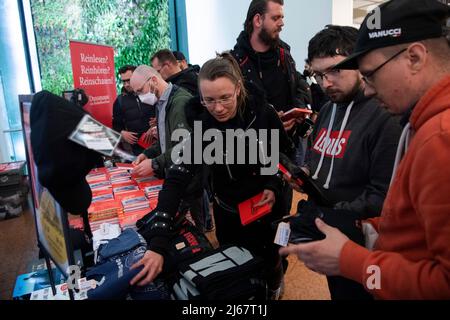 Berlin, Allemagne. 28th avril 2022. 28 avril 2022, Berlin: Les fans parcourra un magasin lors du lancement de la vente du nouvel album de Rammstein ''Time''. Photo: Christophe bateau/dpa crédit: dpa Picture Alliance/Alay Live News Banque D'Images