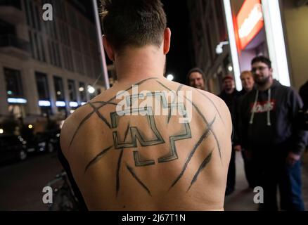 Berlin, Allemagne. 28th avril 2022. 28 avril 2022, Berlin: Un fan avec un tatouage de Rammstein est debout devant un magasin, en attendant la mise en vente du nouvel album de Rammstein ''Zeit''. Photo: Christophe bateau/dpa crédit: dpa Picture Alliance/Alay Live News Banque D'Images